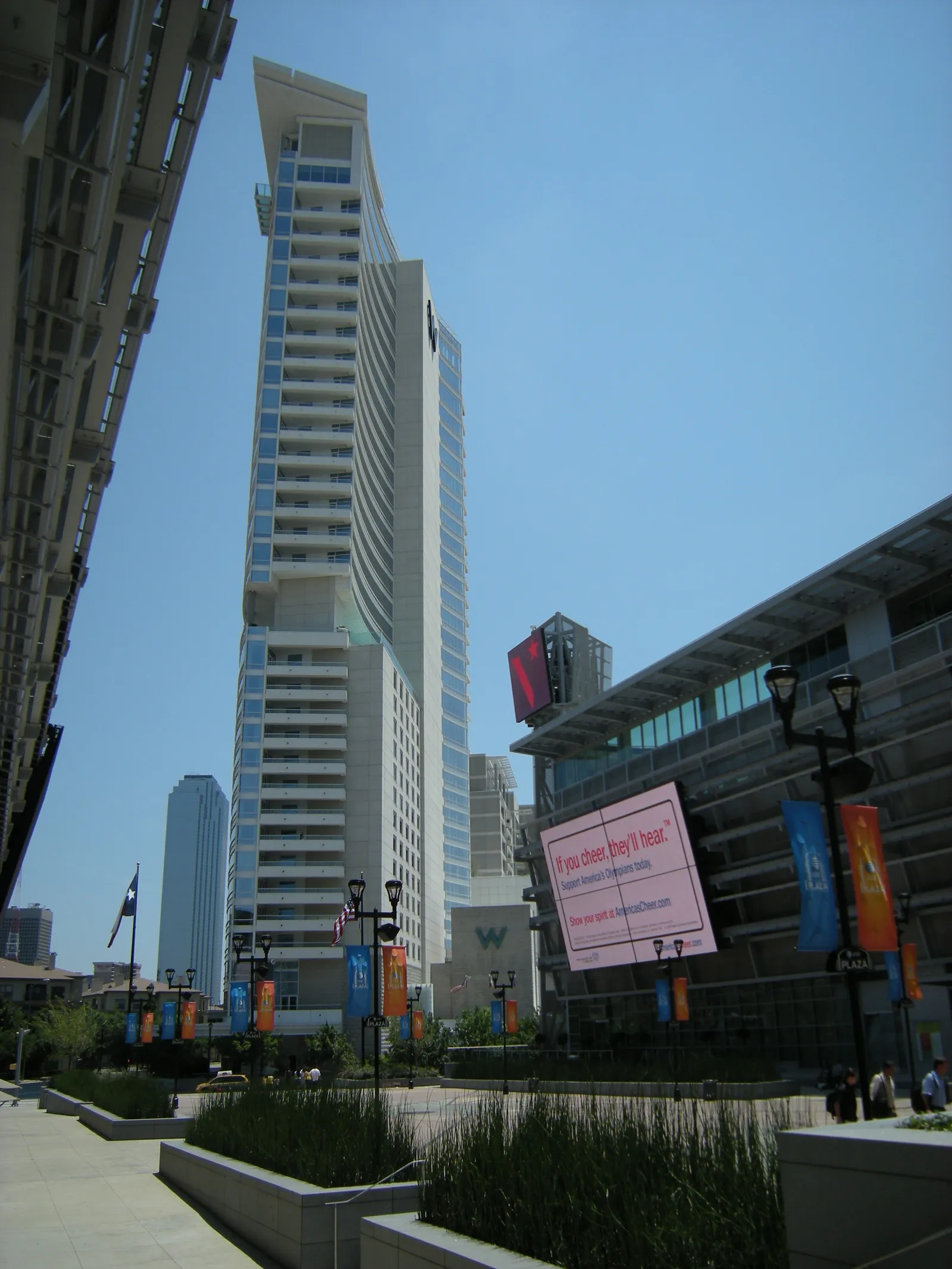 W Dallas, Dallas