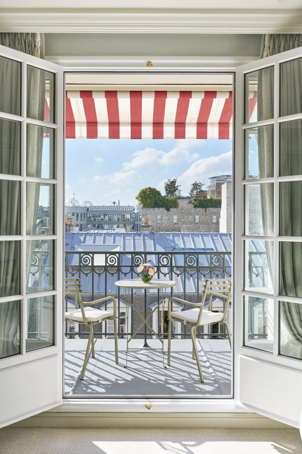 Le Bristol — Exterior, Paris