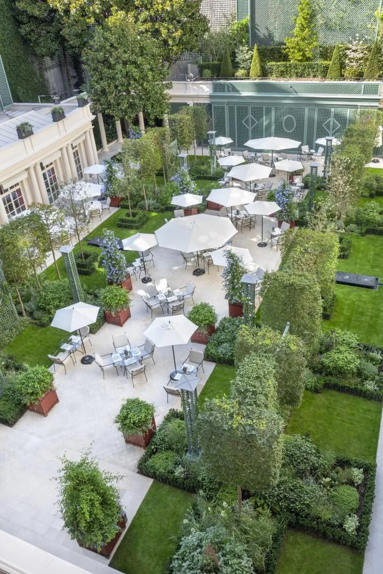 Le Bristol — Exterior, Paris