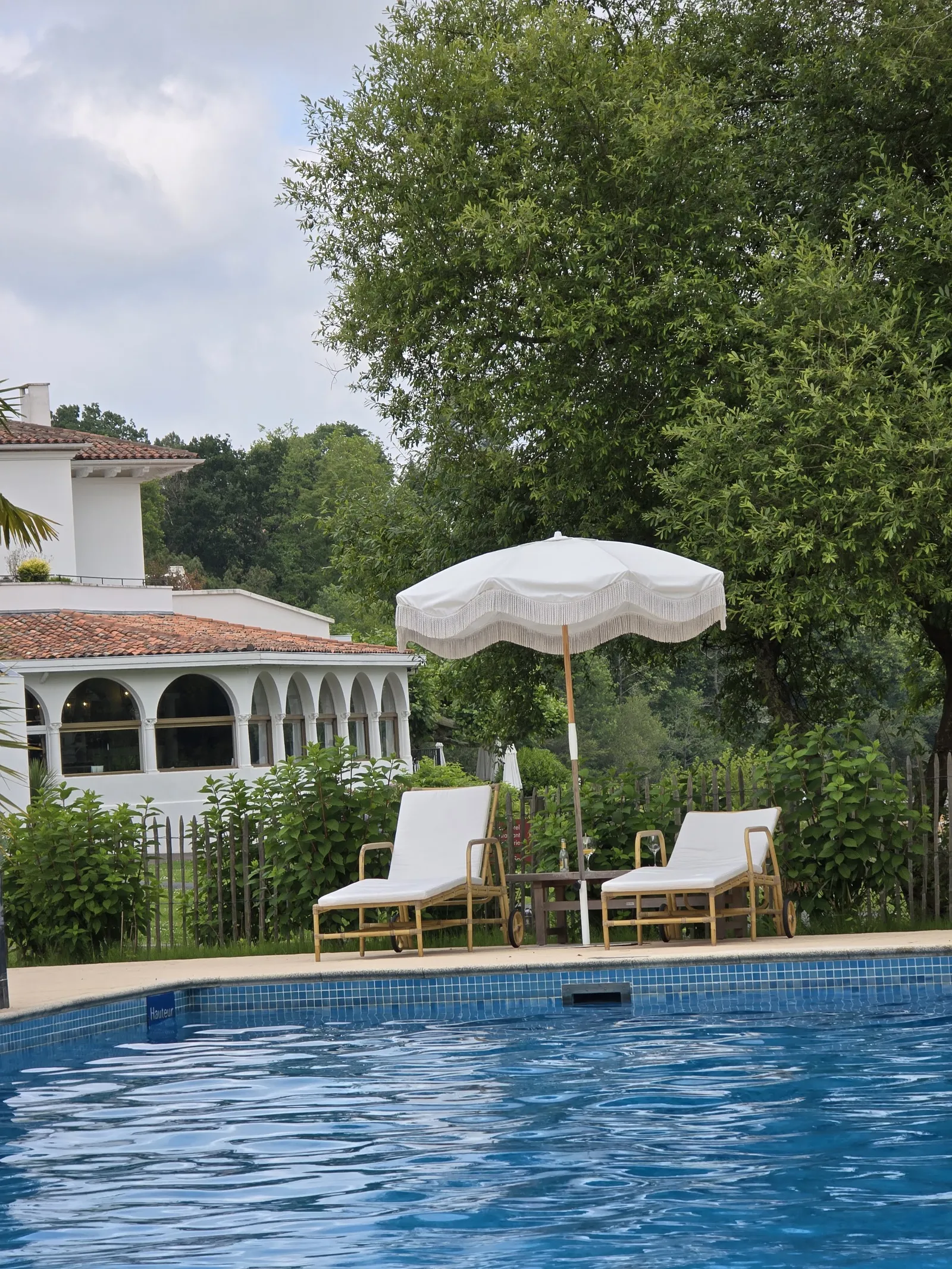 Brindos Lac Chateau — Exterior, Anglet