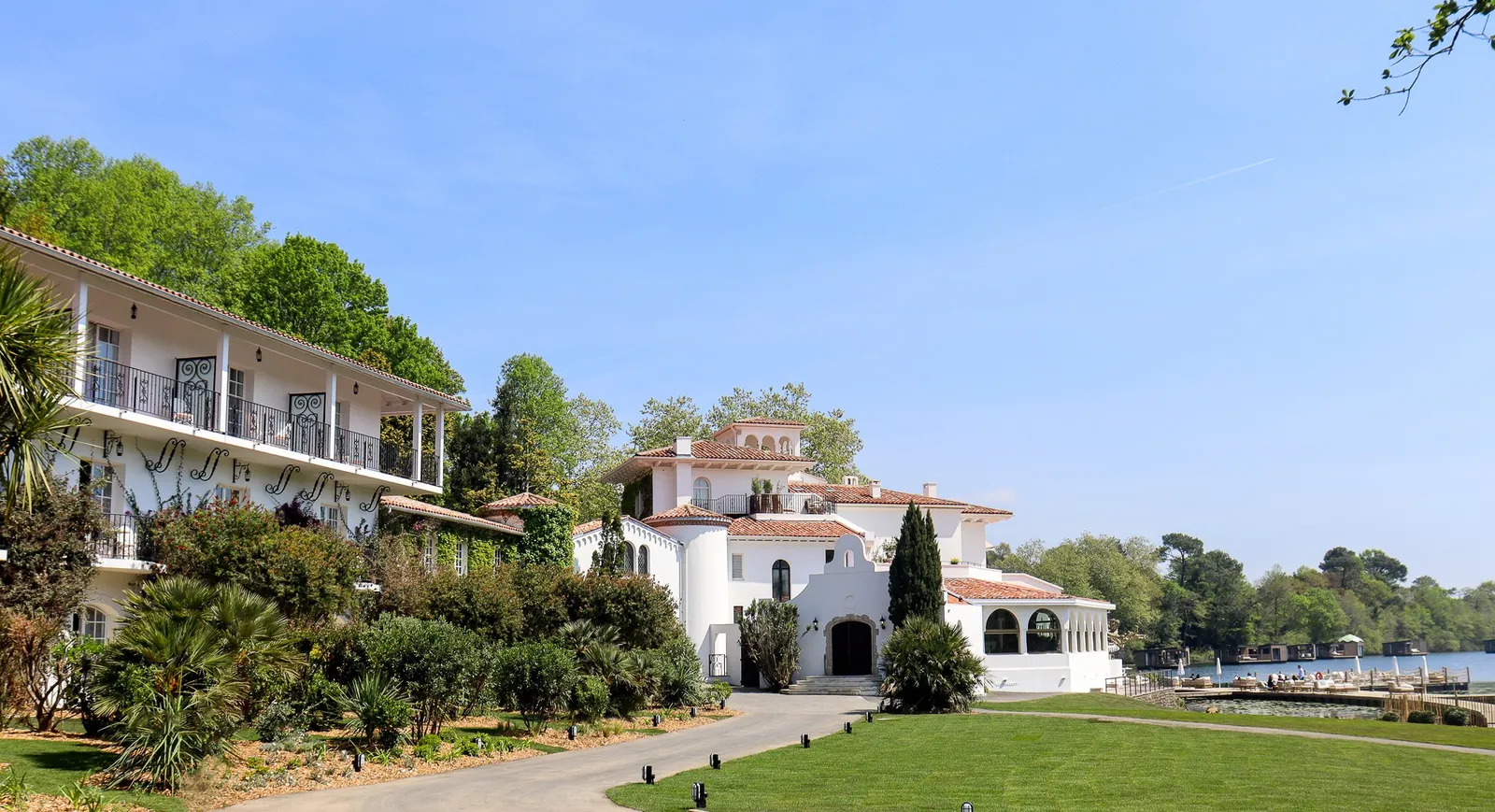 Brindos Lac Chateau — Exterior, Anglet