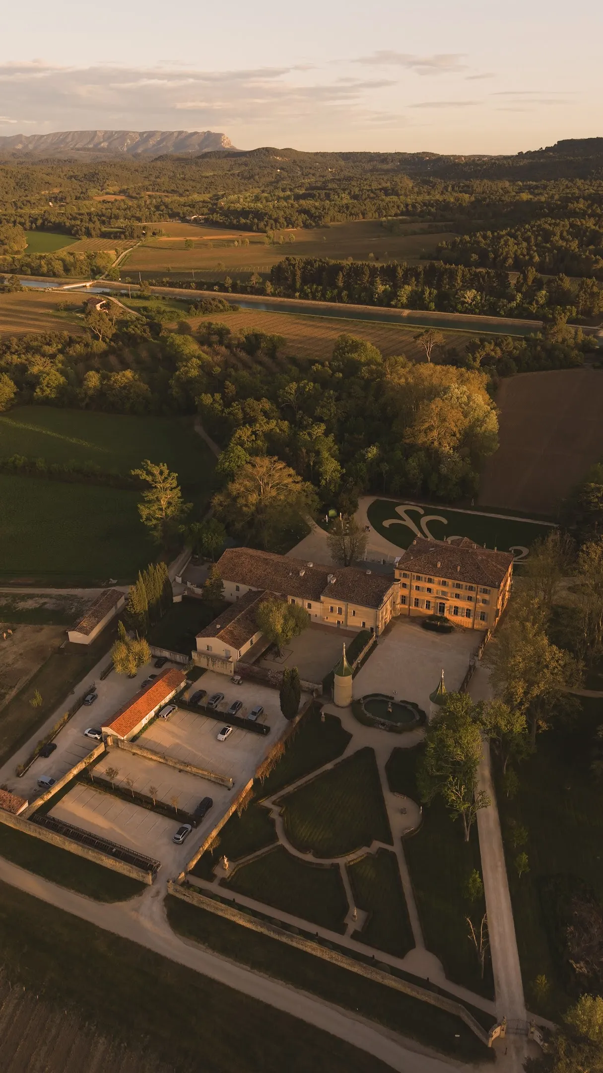 Chateau De Fonscolombe — Exterior, Le Puy-Sainte-Réparade