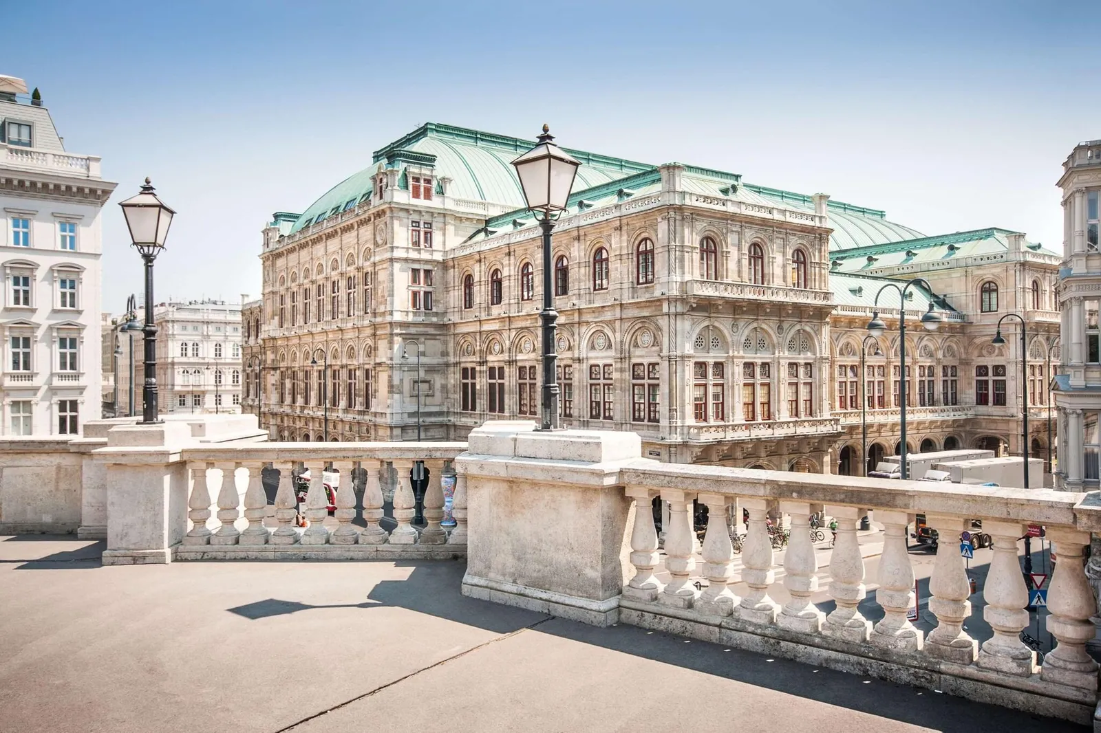 Hilton Vienna Plaza — Exterior, Vienna