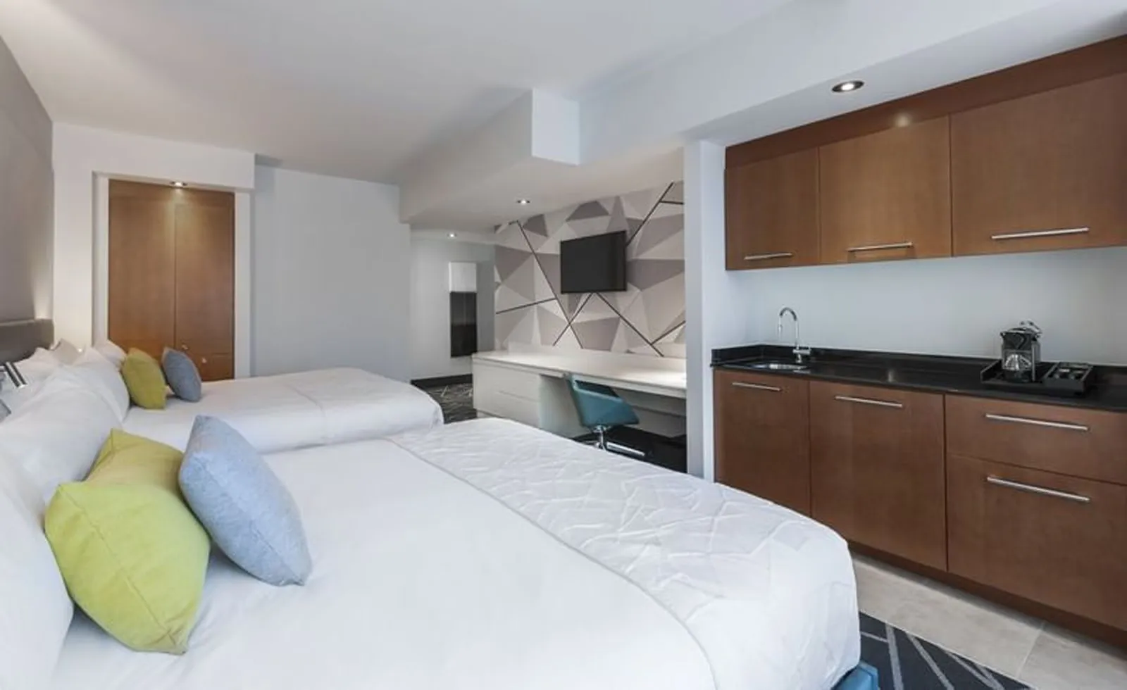 Warwick Le Crystal Montreal, Montréal