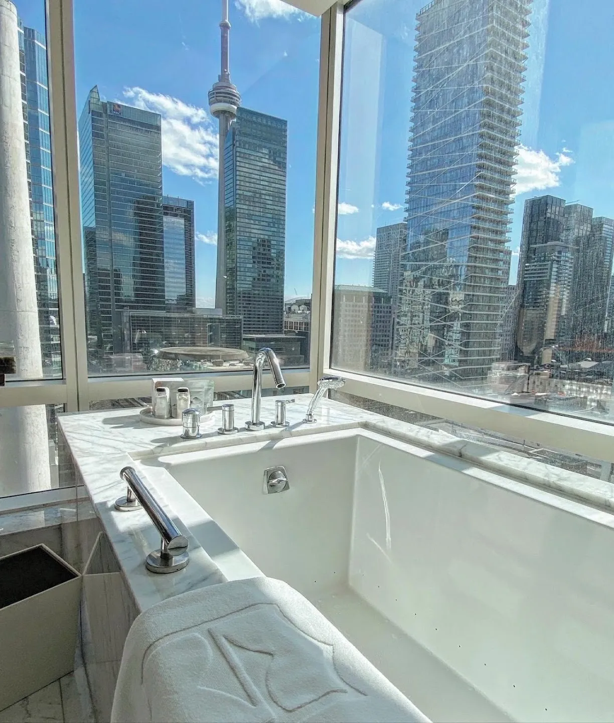 Shangri-La Toronto — Exterior, Toronto