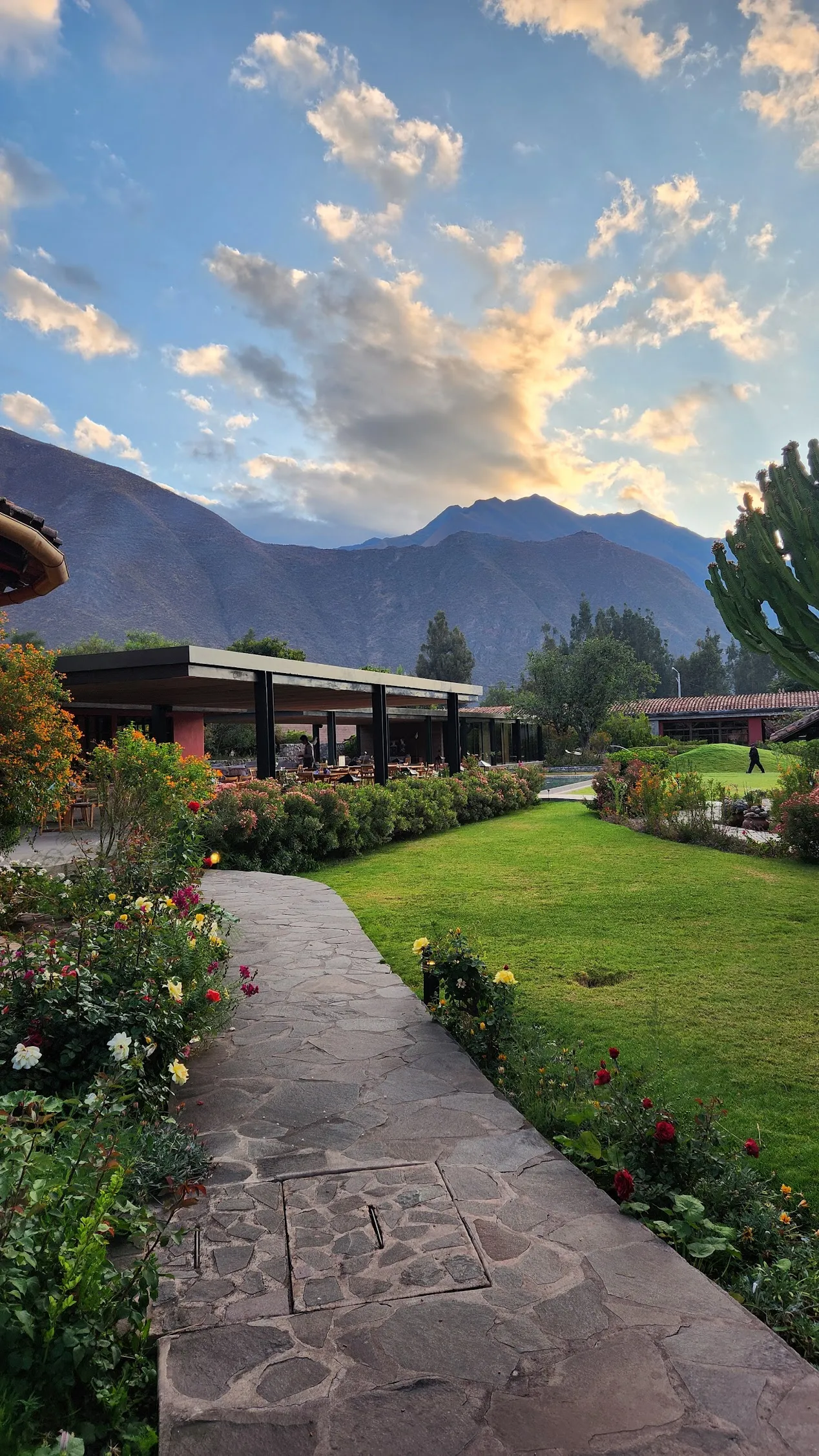 Sol Y Luna — Exterior, Cusco