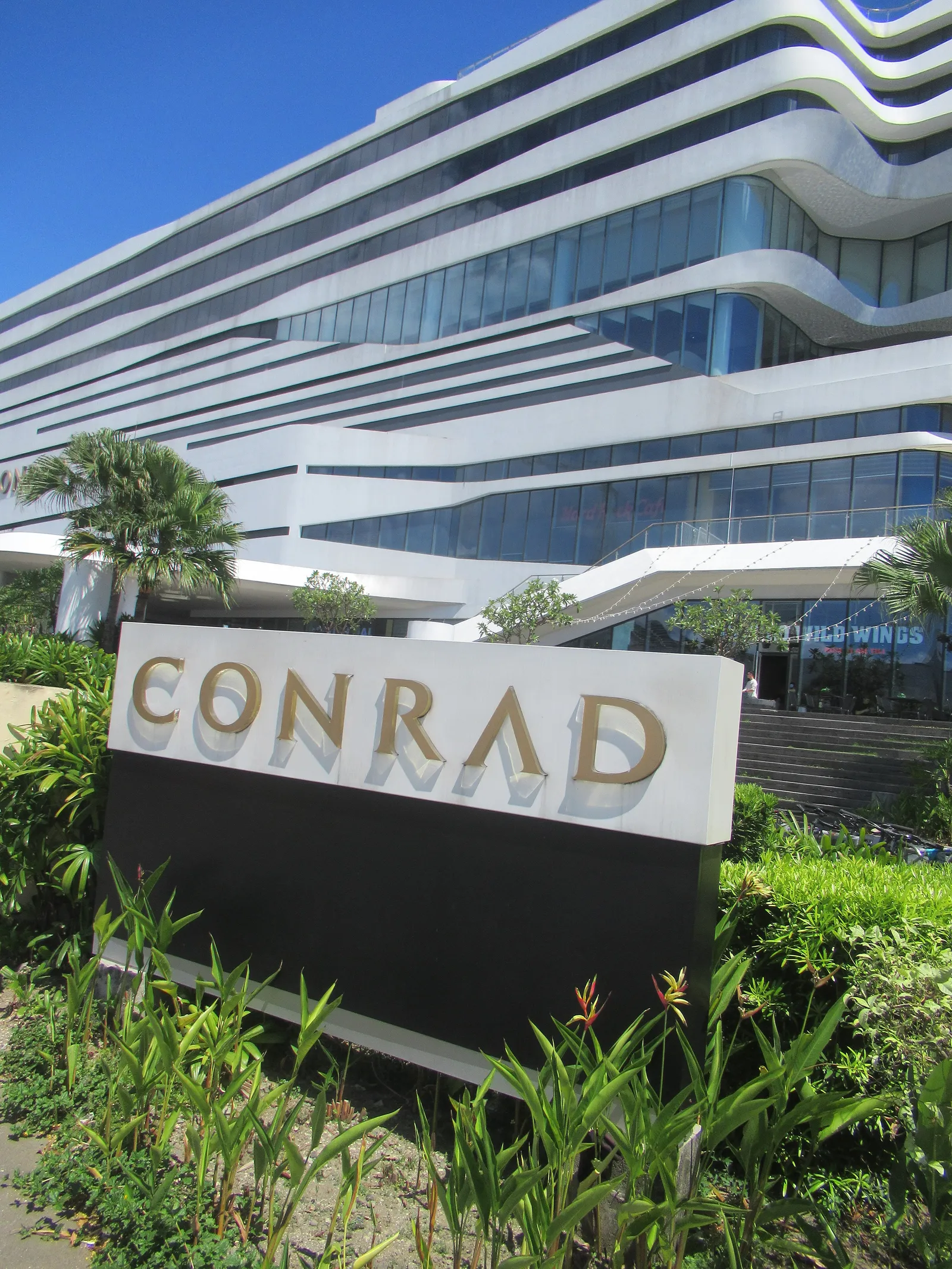 Conrad Manila, Manila