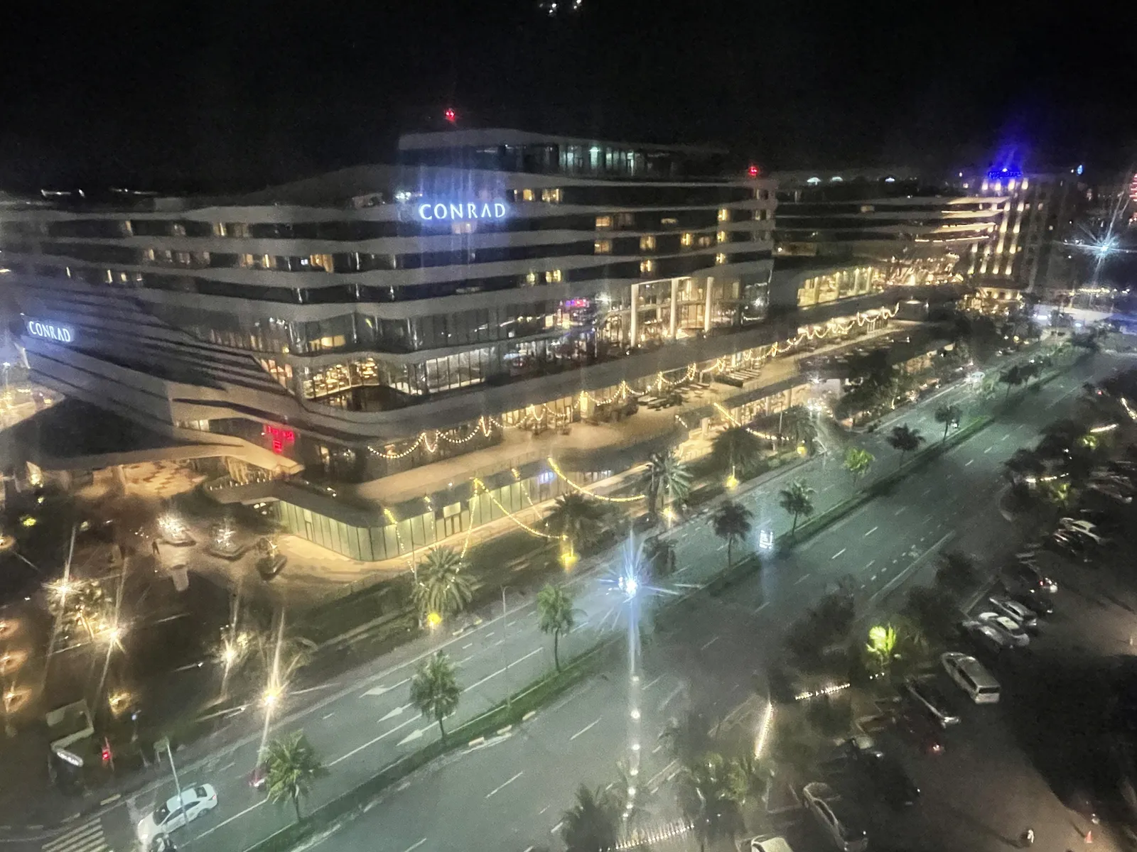 Conrad Manila, Manila
