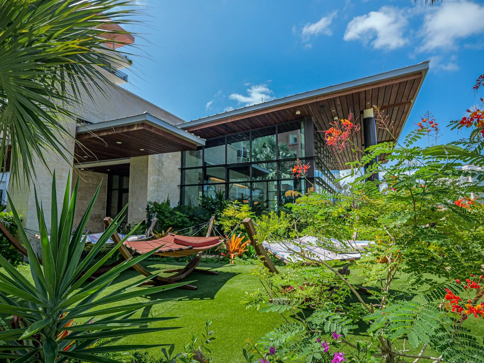 Hotel Indigo Grand Cayman — Exterior, Seven Mile Beach
