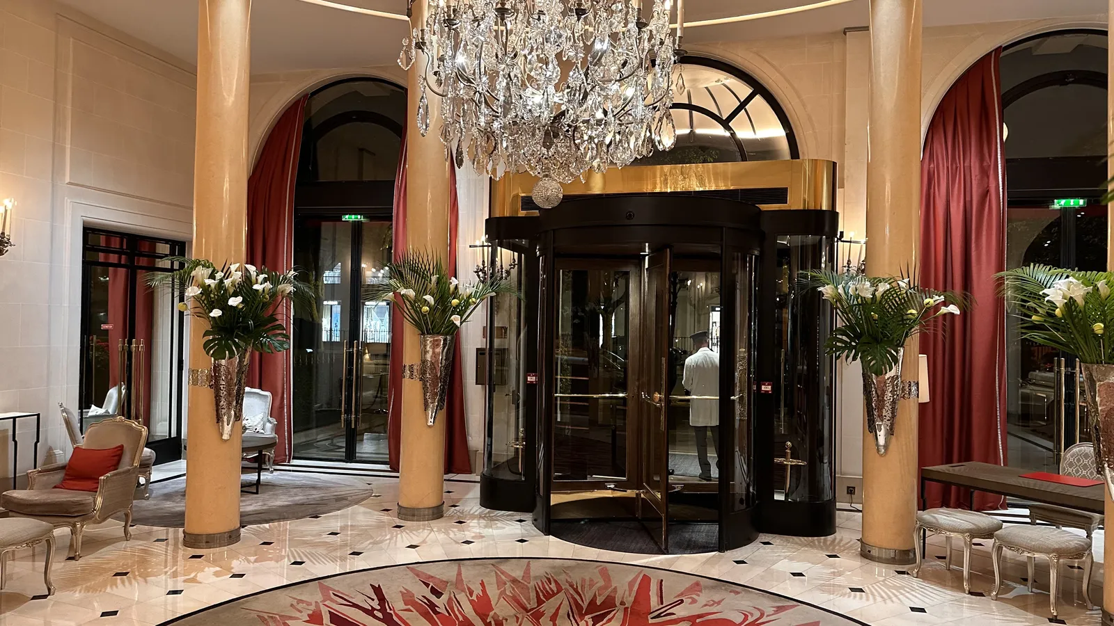 Hôtel Plaza Athénée — Exterior, Paris
