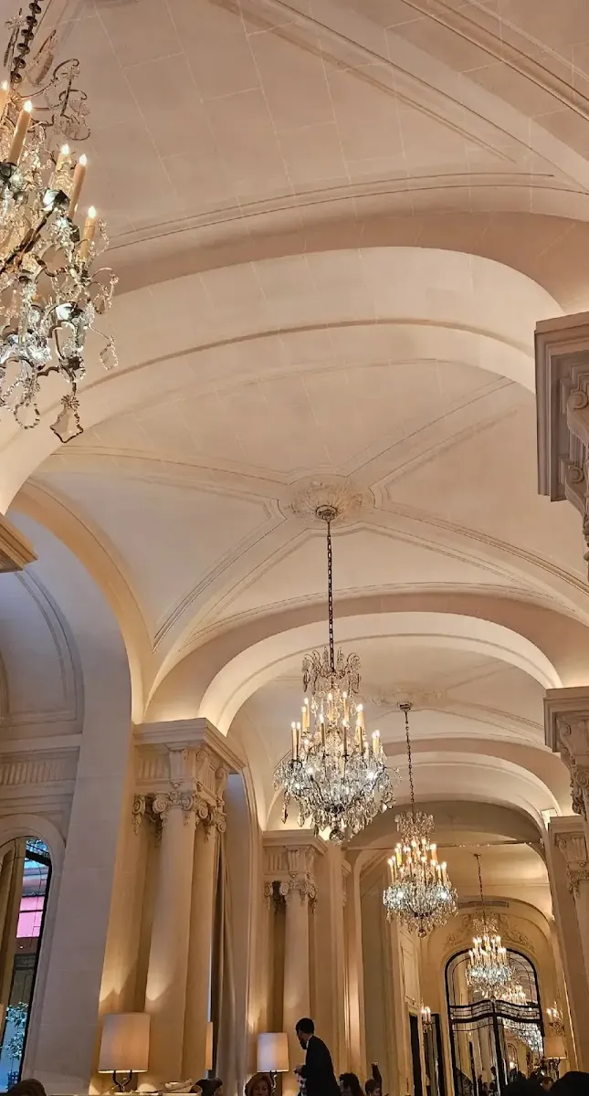 Hôtel Plaza Athénée — Exterior, Paris