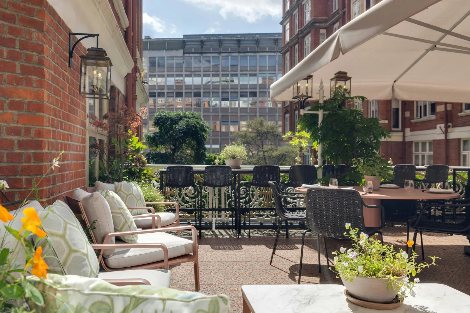 St. Ermin's Hotel — Exterior, London