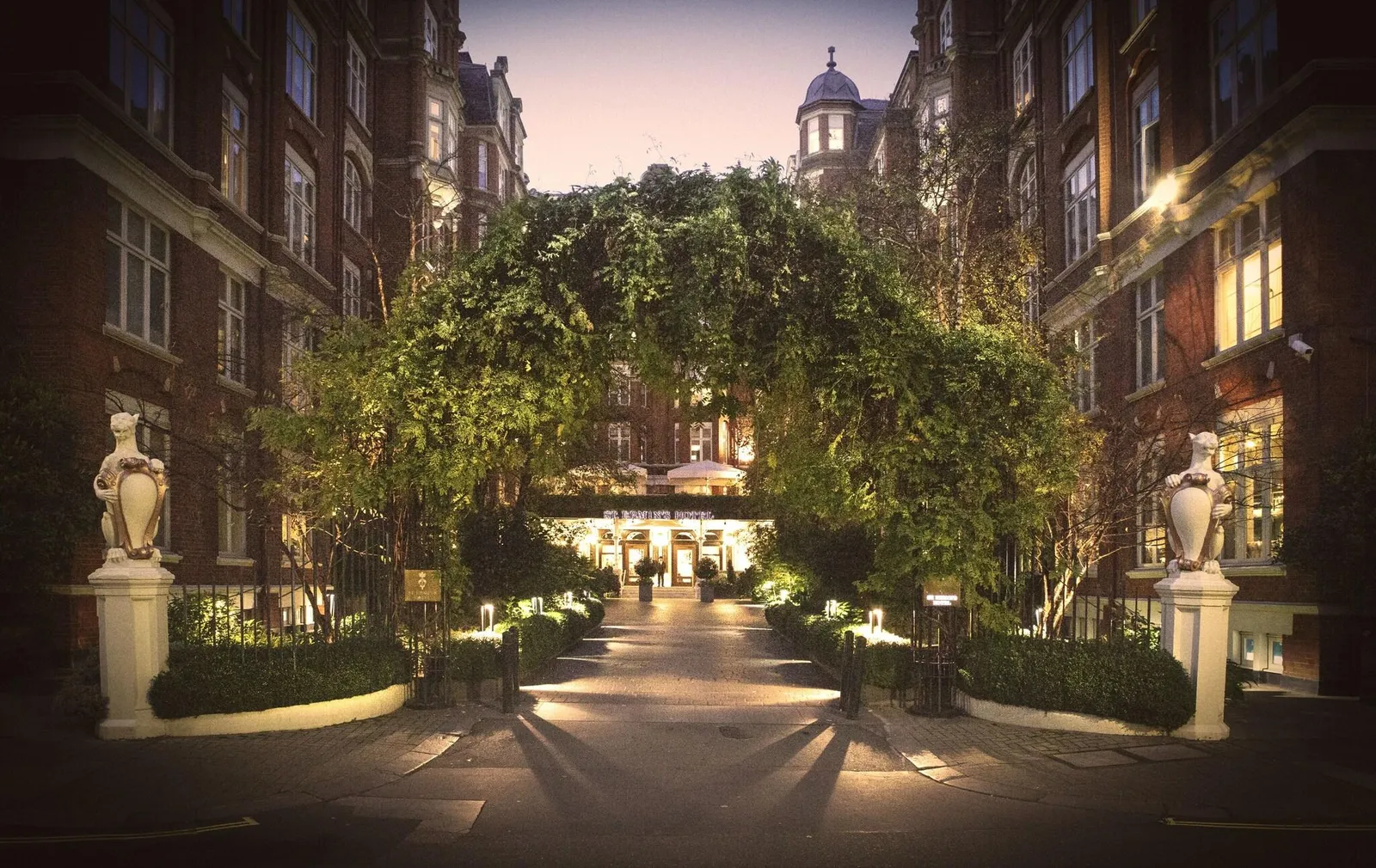 St. Ermin's Hotel — Exterior, London