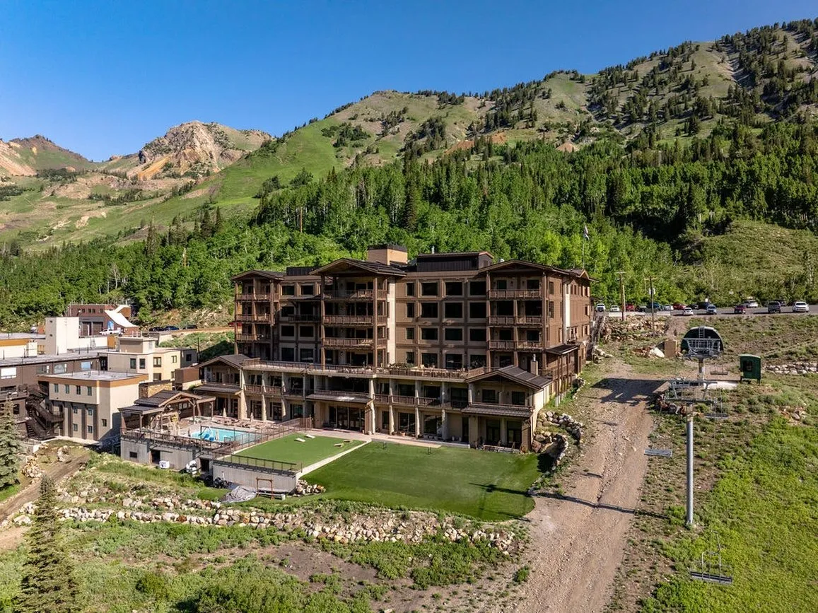 Snowpine Lodge — Exterior, Alta