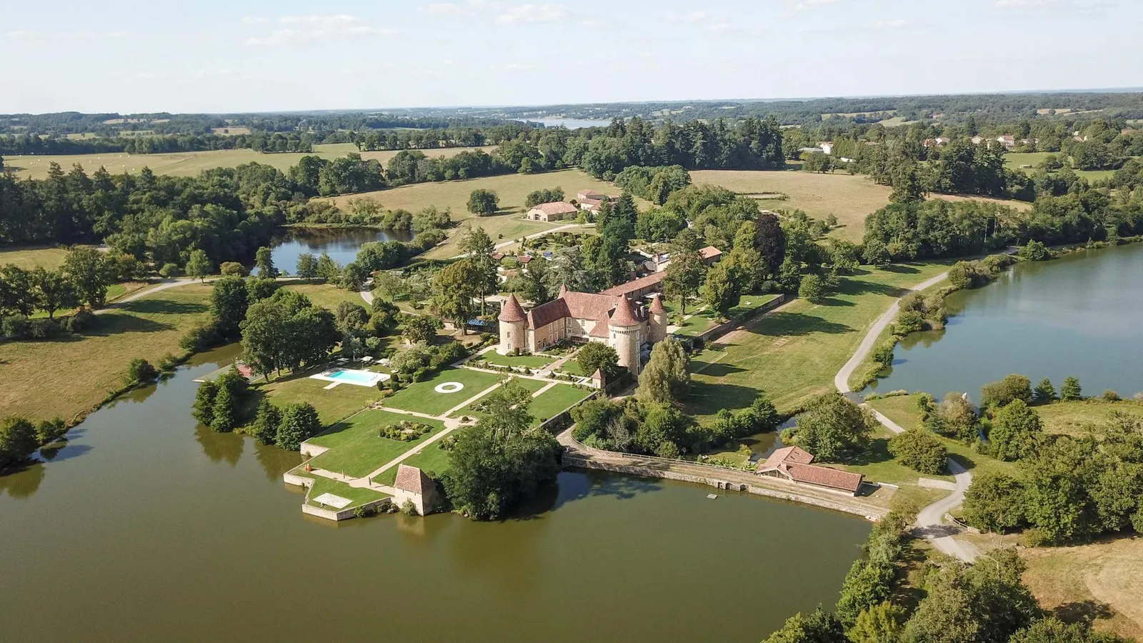 Domaine des Etangs, Auberge Collection — Exterior, Massignac