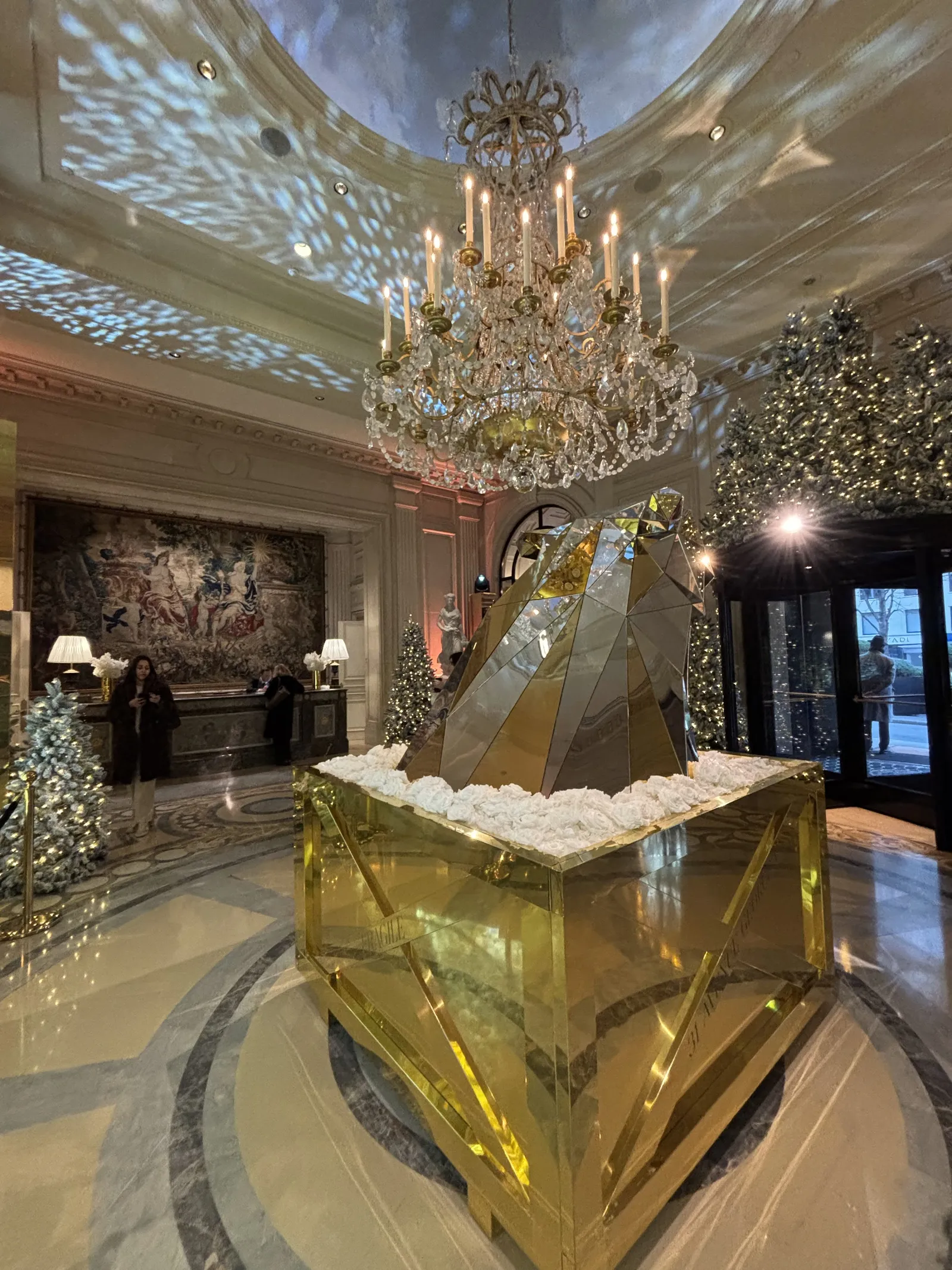 Four Seasons Hotel George V — Exterior, Paris