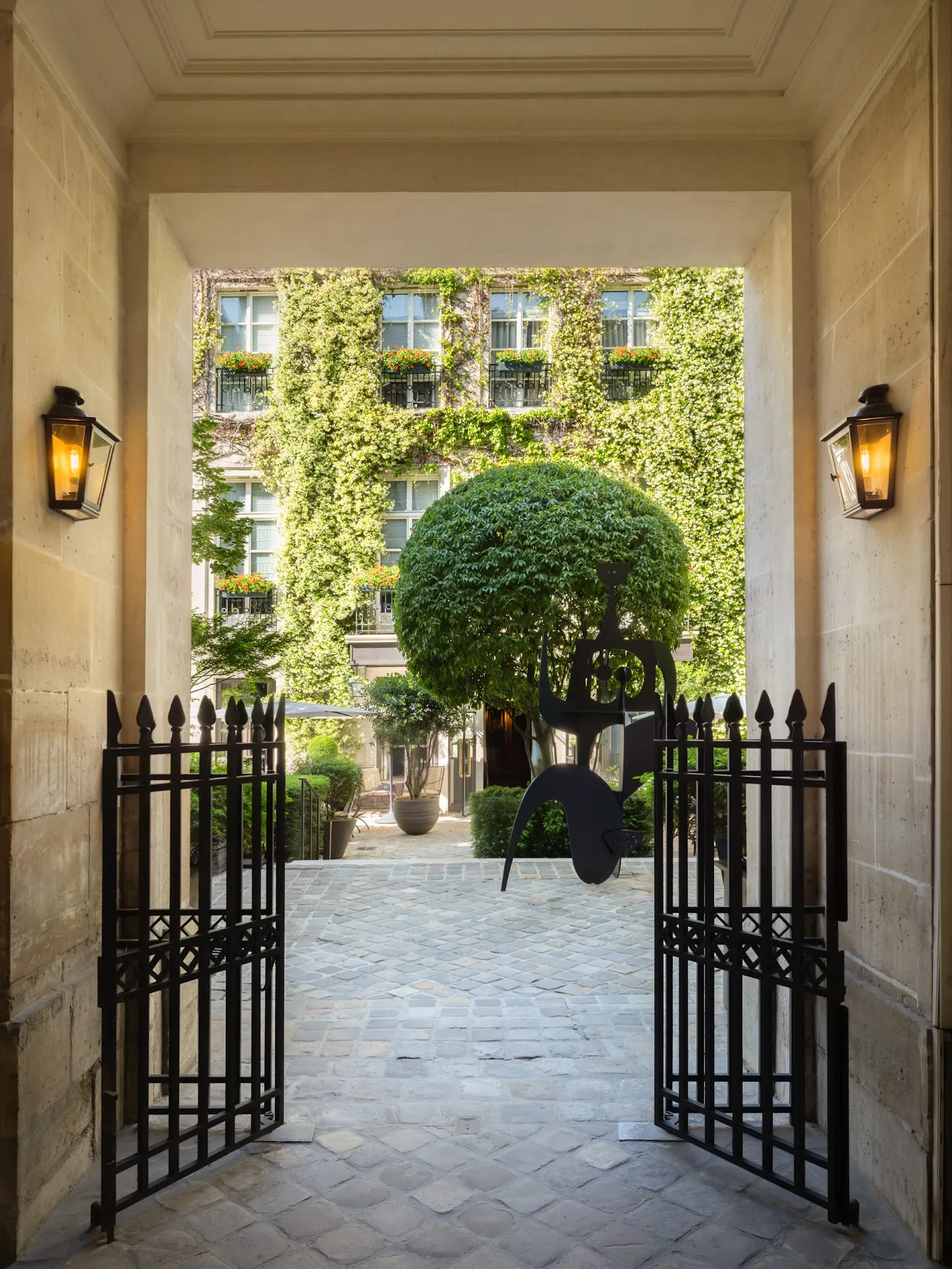 Hotel Pavillon de la Reine — Exterior, Paris