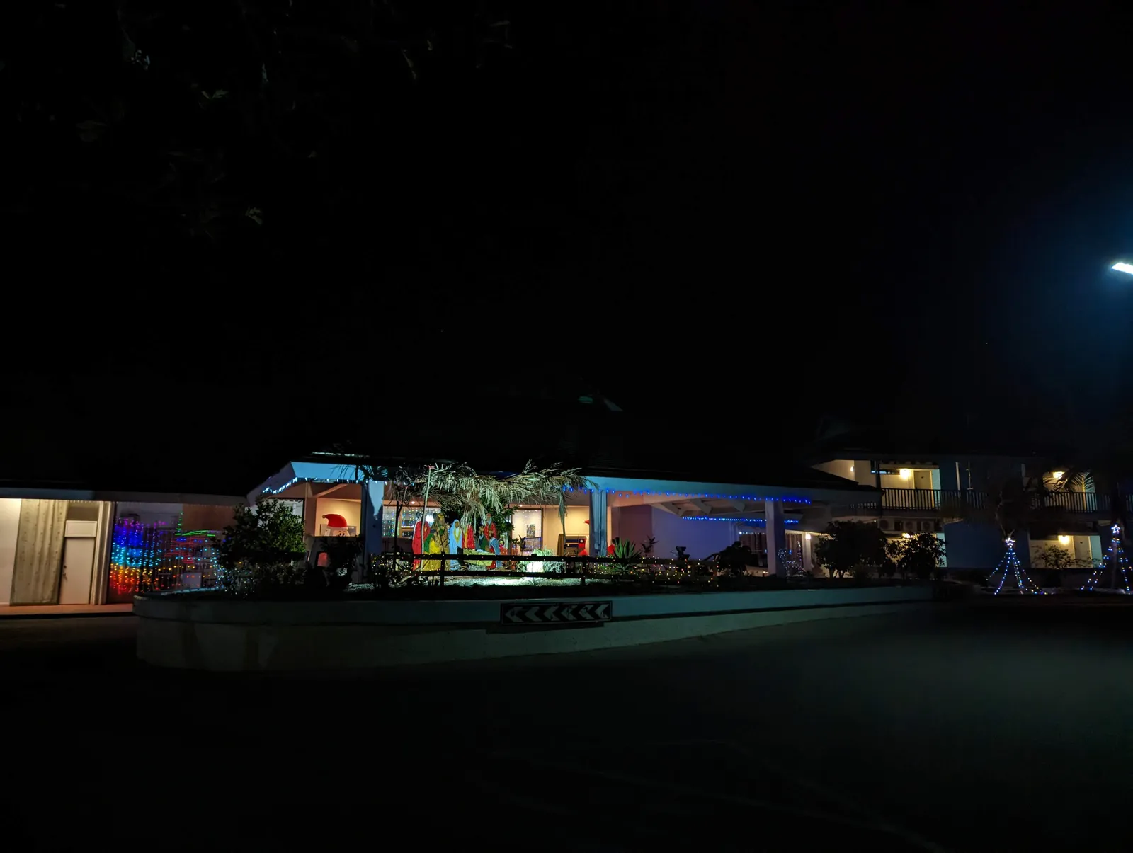 Hotel Menen — Exterior, Meneng District