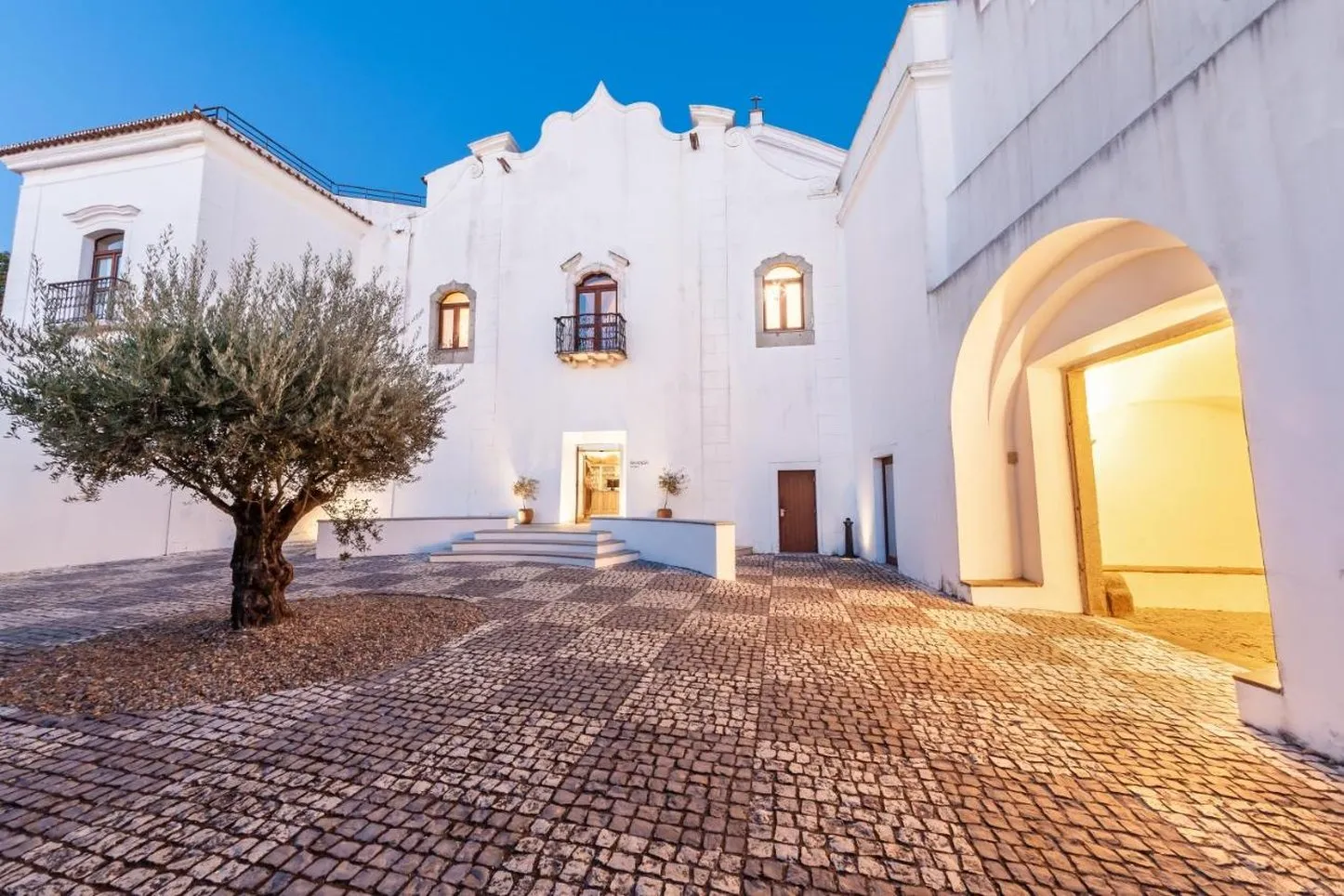 Convento do Espinheiro, Historic Hotel & Spa — Exterior, Évora