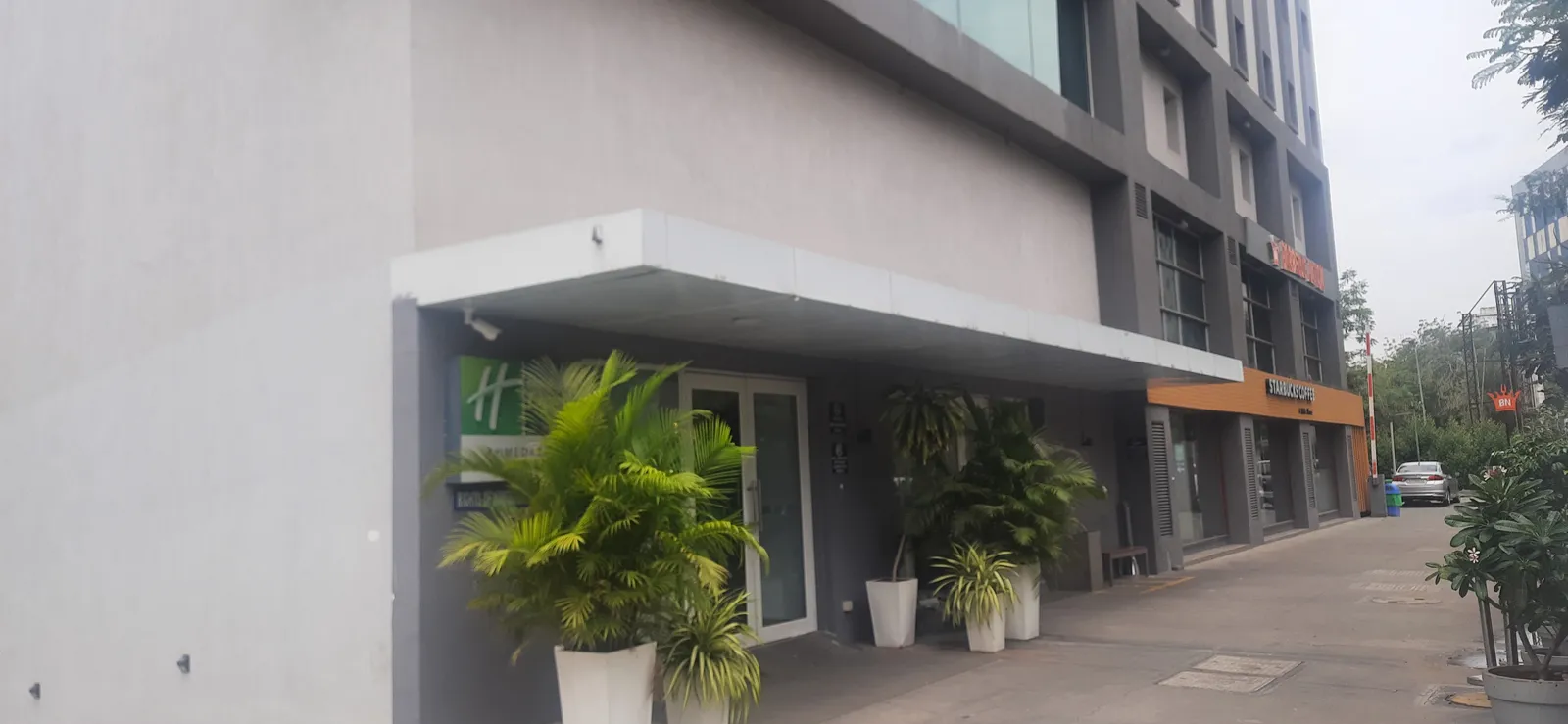 Holiday Inn Express Ahmedabad Prahlad Nagar — Exterior, Ahmedabad