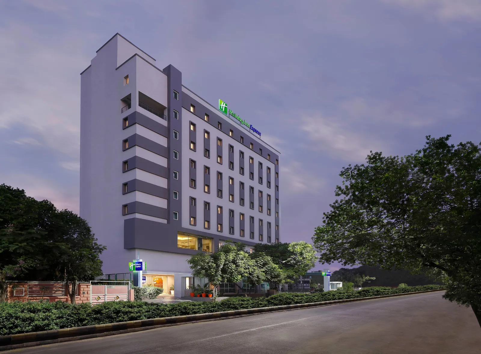 Holiday Inn Express Ahmedabad Prahlad Nagar — Exterior, Ahmedabad
