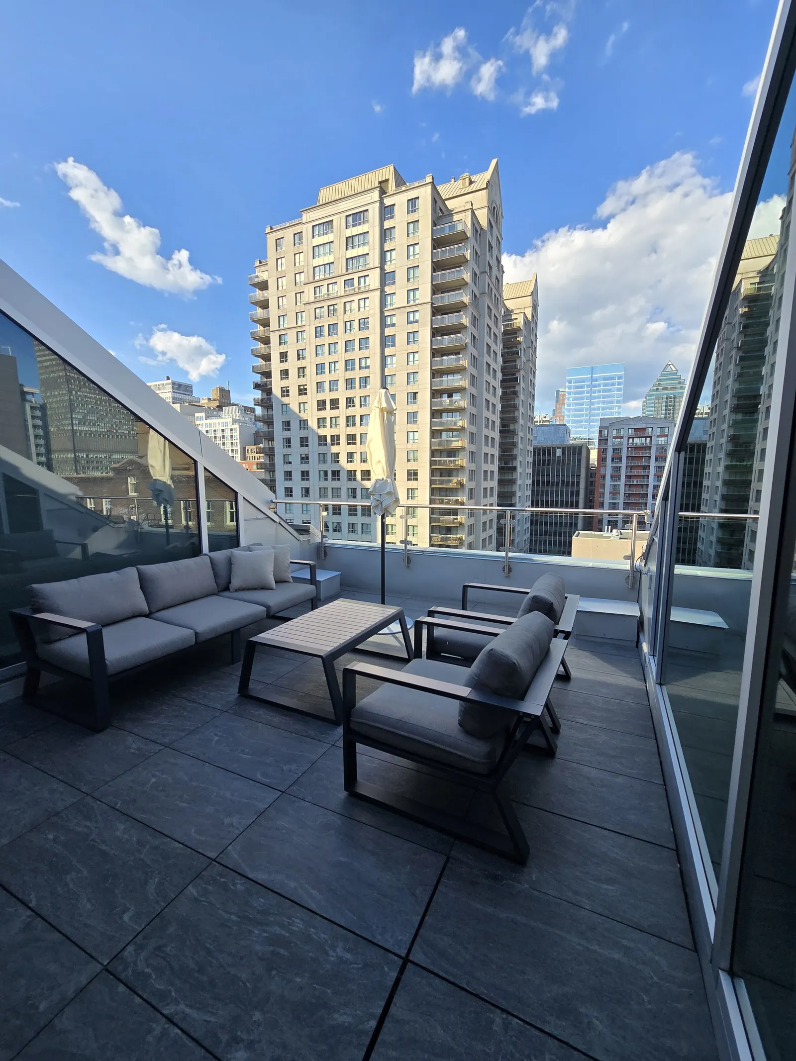 Le Mount Stephen — Exterior, Montréal