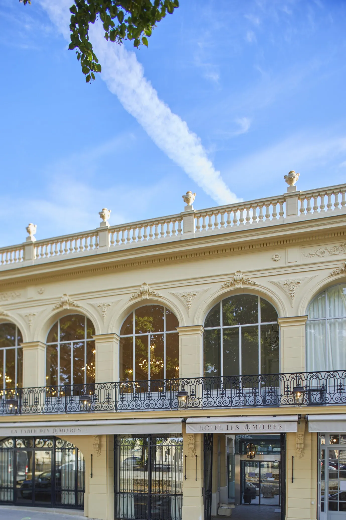 Les Lumières — Exterior, Versailles