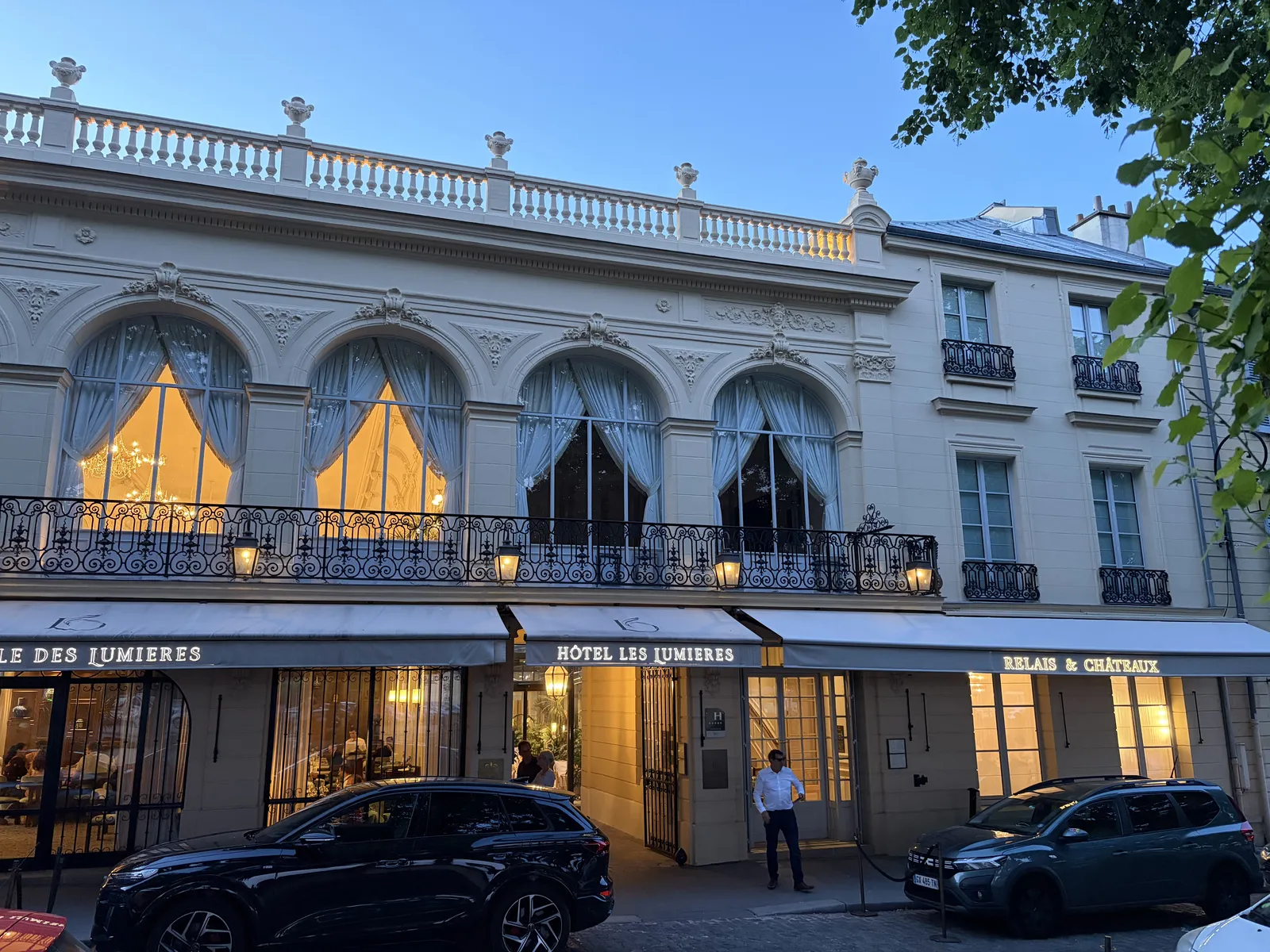 Les Lumières — Exterior, Versailles